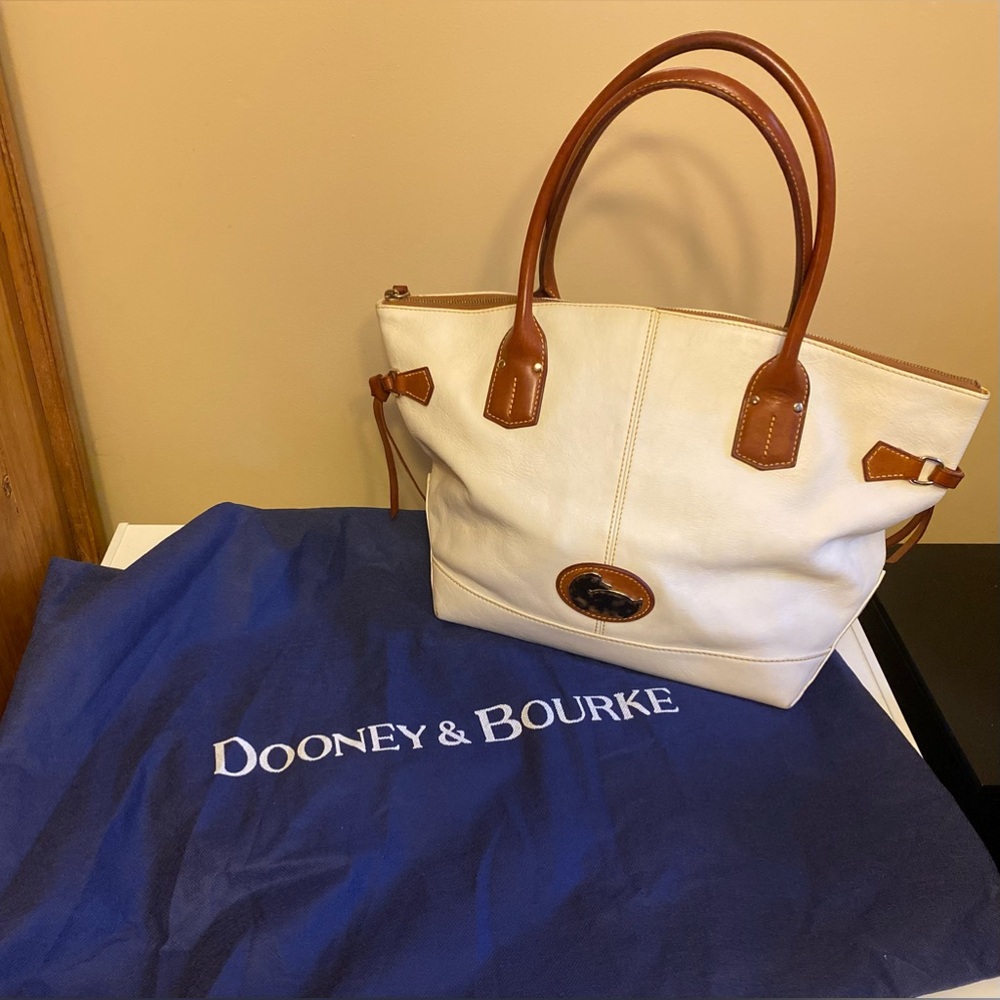 🔥🔥Vintage Dooney & Bourke White Shoulder Tote with Dust Bag🔥🔥